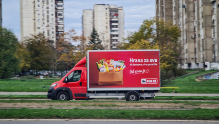 MAXI poziva građane da se pridruže humanitarnoj misiji „Hrana za sve” i tokom praznika pruže podršku bankama hrane volontiranjem na terenu ili humanitarnim donacijama.