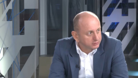 U emisiju "Hit Tvit" na TV Pink uključio se Milan Knežević, lider Demokratske narodne partije, povodom optužbi da je Aleksandar Vučić kriv što neka poglavlja nisu otvorena i da je Crnoj Gori "predsednik Srbije kriv za sve".