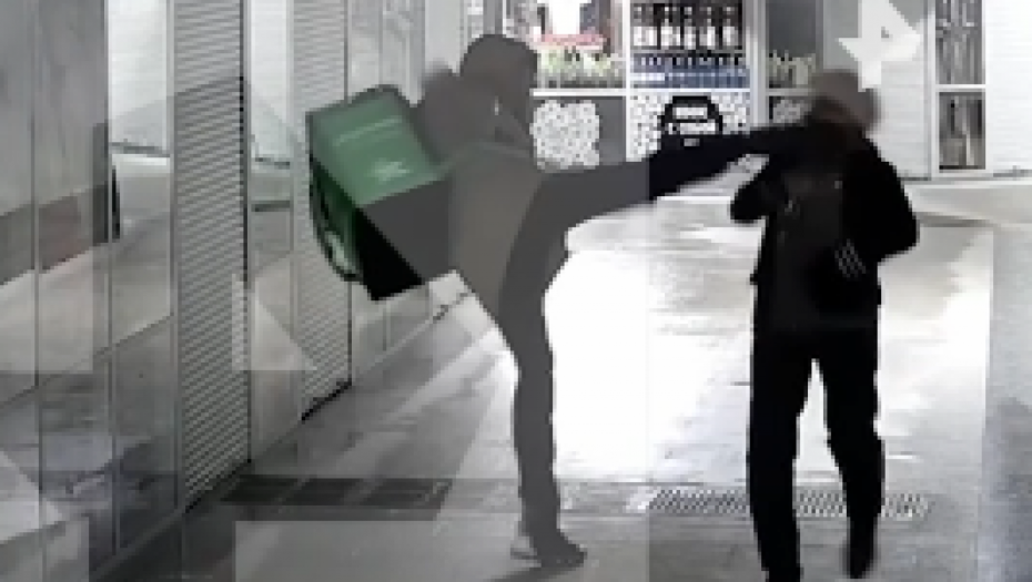 Dostavljač šutnuo ženu u lice