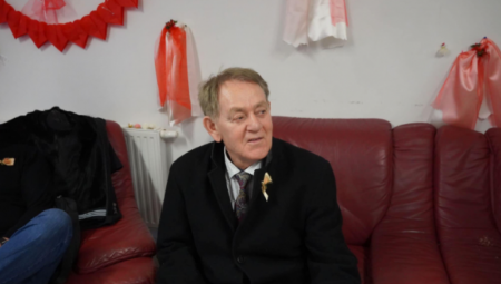 Ističe da odnos sa ocem nikada nije bio blizak, a da dugo već nemaju kontakt