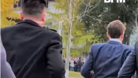 Makron tokom posete Kini iznenada potrčao ka studentima, kineska policija krenula za njim. Incident podsetio na raniji skandal zbog kog je smenjen prefekt.