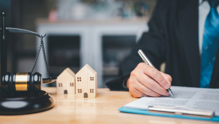 Građani će od ponedeljka, 8. decembra, na dva šaltera u prostorijama Gradske uprave u Ulici kraljice Marije 1 u prizemlju ili kancelarijama 1502 i 1506 na 15. spratu, kao i kancelarijama 1609 i 1612 na 16. spratu, moći lično da se informišu, ali i da dobiju pomoć pri podnošenju prijava za legalizaciju