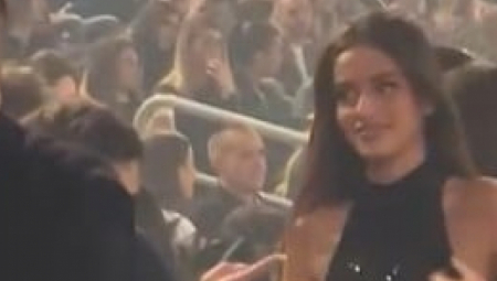 Svi gledaju samo u nju