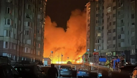 RUSI UDARILI DRONOVIMA I RAKETAMA, BUKNULI POŽARI! Oštećena i železnička infrastruktura, proglašeno stanje uzbune! (FOTO)