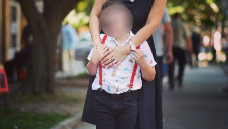 Godinu dana društvenih tenzija i blokada pretočilo se u vršnjačko nasilje. Dečak iz Kraljeva (13) brutalno maltretiran — gađali ga petardama, snimali i terali da viče da je „ćaci“. Tekst donosi širu sliku problema i posledice normalizacije mržnje među decom.