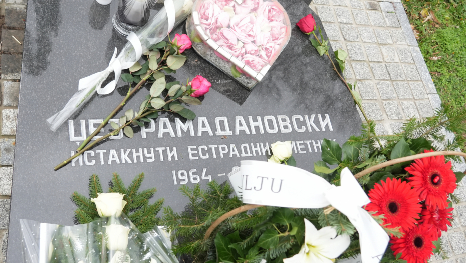 Džejeva porodica na pomenu