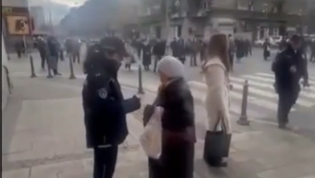 Skandalozna scena sa blokada: baka obolela od raka dojke kasnila na kontrolu jer je raskrsnica bila blokirana. Umesto pomoći, blokaderi je vređali, a policajka legitimisala nju — ne one koji krše zakon.