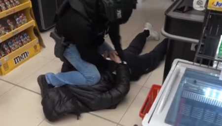 Pripadnici Ministarstva unutrašnjih poslova Srbije (MUP), u saradnji sa Upravom kriminalističke policije (UKP) i Službom za borbu protiv organizovanog kriminala (SBPOK), uhapsili su u Beogradu lica I. T. (32) i V. U. (38), za kojima su bile raspisane međunarodne poternice NCB Interpola Podgorica.