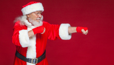 Video je snimljen u trenutku kada su se ljudi zaustavili da vide dva deda Mraza kako se tuku pored voća i povrća.