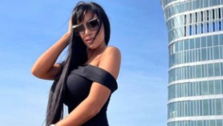 Nejmar je sve vreme gledao u nju i nije skidao osmeh