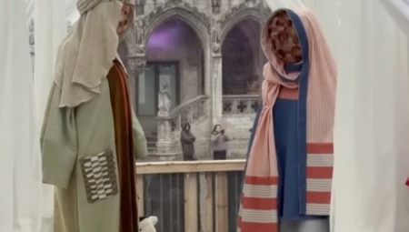 Rasprava se prelila i u strane medije, gde se prikazuje kao još jedan simbol šireg sukoba oko identiteta i religijskog nasleđa Evrope