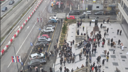 Ispred Palate pravde u Savskoj ulici na Savskom vencu danas su se okupili blokaderi kako bi pružili podršku kolegama uhapšenim nakon Vidovdanskih demonstracija ove godine zbog planiranja dela protiv ustavnog uređenja