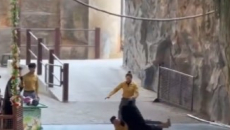 Tokom predstave u zoološkom vrtu dogodio se ozbiljan incident kada je medved uhvatio čuvara za ruku i oborio ga na zemlju