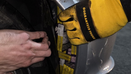 Carinski službenici su na graničnom prelazu Srpska Crnja 7. decembra 2025. godine, u saradnji sa policijom, sprečili pokušaj krijumčarenja 50.000 cigareta skrivenih u svim raspoloživim fabričkim šupljinama jednog automobila.