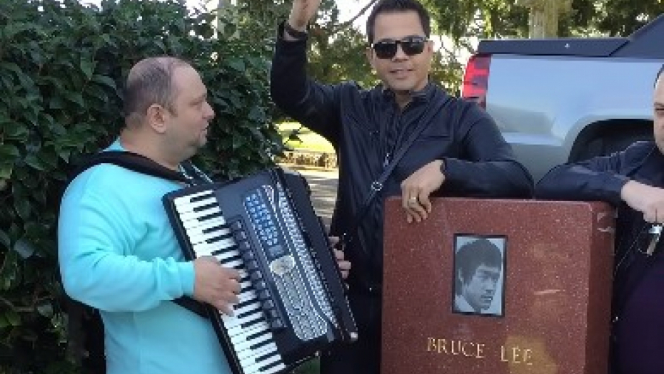 pevač peva Brus Liju