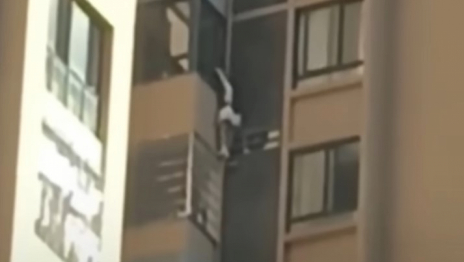 žena visi na prozoru