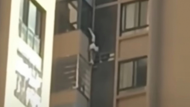 žena visi na prozoru