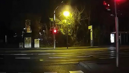 Na Aleji Bologne u Zagrebu, u noći između subote i nedelje, oko 4:30 ujutro, zabeležen je dramatičan saobraćajni incident koji je mogao završiti tragično