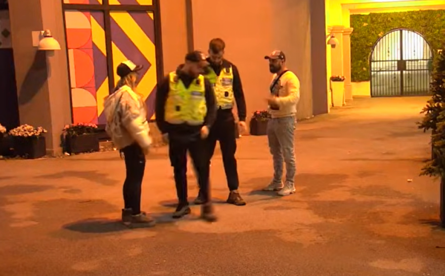 "KERU, KUPI PRNJE I PALJBA" Aneli i Luka na ivici fizičkog okršaja, isterala ga iz hotela i pobacala mu sve stvari (VIDEO)