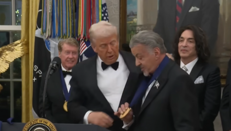 Donald Tramp na Kennedy Center Honors 2025 dva puta pogrešno izgovorio ime Silvestera Stalonea – reakcija glumca i burne reakcije na mrežama.