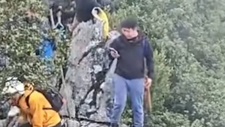 Turista je hodao tik uz ivicu litice, držeći telefon u ruci i pokušavajući da zabeleži savršenu fotografiju