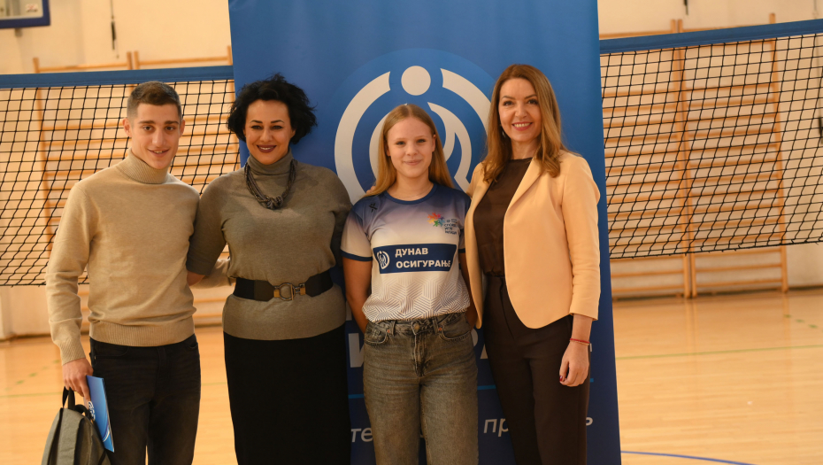 Dobitnica Stipendijskog osiguranja Jelena Aksentijević (OŠ „Danilo Kiš“) sa predstavnicima „Dunav osiguranja“ i SIM-a