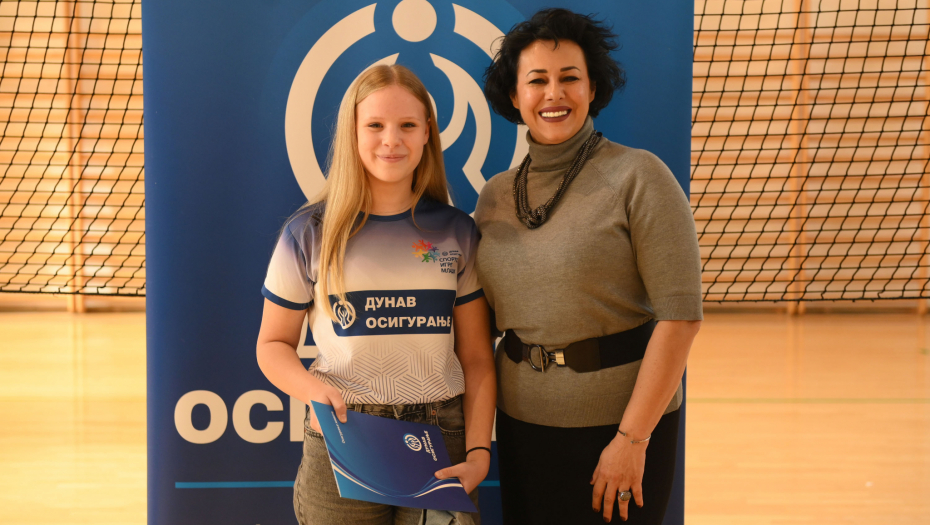 Jelena Aksentijević, učenica OŠ „Danilo Kiš“, dobitnica polise stipendijskog osiguranja i Nikoleta Šubert, direktorka Direkcije za prodaju životnih osiguranja Kompanije „Dunav osiguranje“