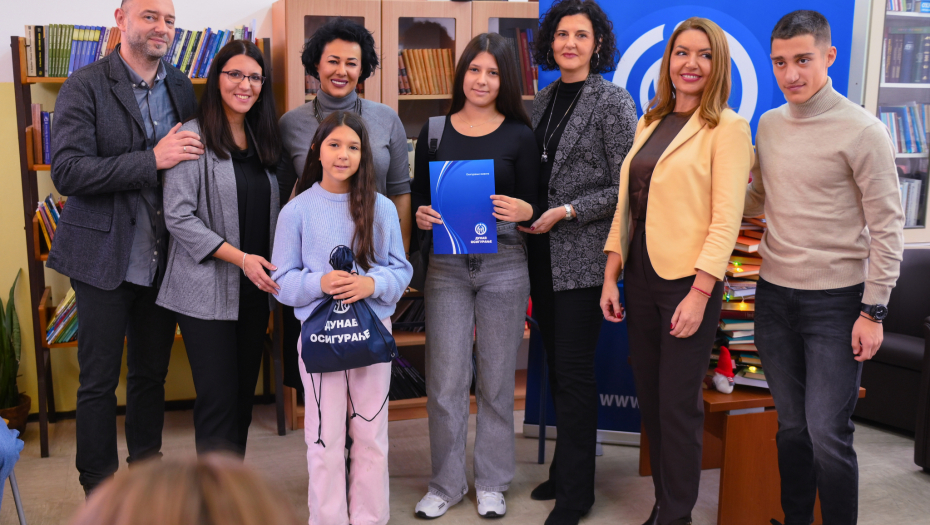 Justina Milošević, dobitnica stipendijskog osiguranja sa predstavnicima  „Dunav osiguranja“, SIM-a, OŠ „Janko Veselinović“ i roditeljima