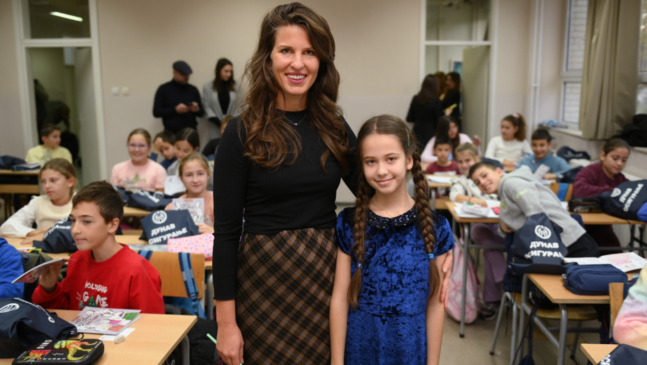 Natalija Vujačić, dobitnica stipendijskog osiguranja sa učiteljicom u „Borislav Pekić“