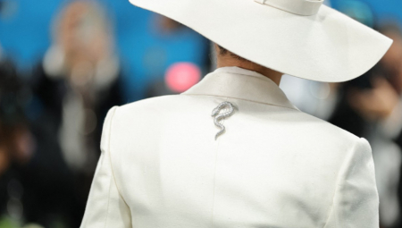 JEDNOM SE OBEĆALA, A ONDA JE DRUGI ZAPROSIO Glumica sela na dve stolice i neće da se pomeri, svet u šoku!