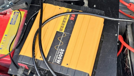 Uhapšeni su državljani Narodne Republike Kine C. C. (1992) i Q. B. (1991), zbog postojanja osnova sumnje da su izvršili krivična dela sprečavanje i ograničavanje pristupa javnoj računarskoj mreži i falsifikovanje i zloupotreba platnih kartica