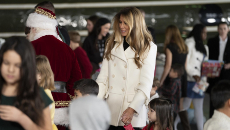 BOŽIĆNA PRIČA SE PRETVORILA SE U SKANDAL Melaniju zatrpali kritikama, “nema emocije, jedva govori engleski”