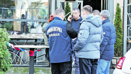 Vlasnik ugostiteljskog objekta Vuk Bajrušević (50), zvani Mali Tref, upucan je juče oko 12.15 časova u svom lokalu u beogradskoj opštini Vračar. Njemu je napadač pucao u noge i pobegao, a Bajrušević je zbrinut u Urgentnom centru sa teškim povredama obe noge.