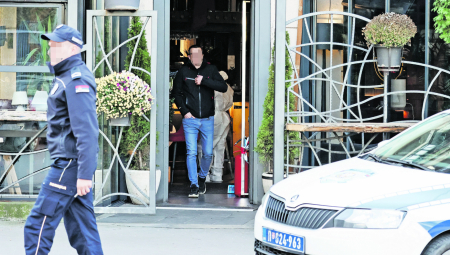 V. B., vlasnik kafića koji je danas ranjen kada je za sada nepoznati muškarac oko podneva ušetao u njegov lokal i pucao mu po nogama, pre oko dve nedelje,, isto je bio žrtva