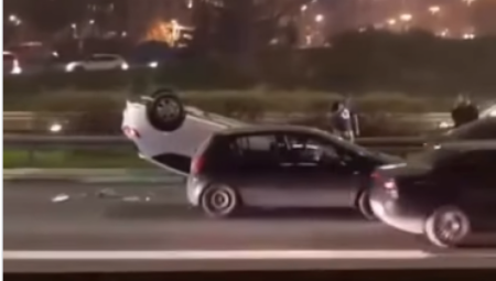 Automobil se danas popodne prevrnuo u blizini Sava Centra na putu ka Novom Beogradu, što je izazvalo velike gužve i skoro blokiralo prilaz Gazeli. Saobraćaj je usporen, ekipe Hitne pomoći i policije su na terenu, a nema informacija o povređenima.