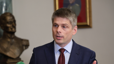 Demonzacija Srba nije nova pojava - Srbija je već bila žigosana. Demonizacija se, nažalost pojavljuje svaki put kada određenim političkim krugovima smeta činjenica da Srbija vodi samostalnu, suverenu i miroljubivu politiku. Sada vidimo da se isti narativi povremeno vraćaju i danas, često bez činjenica, bez konteksta i bez sluha za istinu.