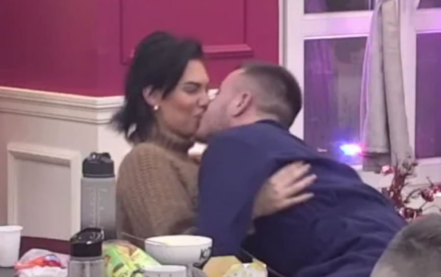 KAO NEKADA SA MENSUROM Mina Vrbaški na sedmom nebu, Viktor ne prestaje da je ljubi