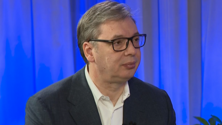 Predsednik Srbije Aleksandar Vučić komentarisao je tvrdnje opozicionih medija da je bio u Briselu na "preslišavanju" i rekao da njega nikada niko nigde ne preslišava, kao i da je ponosni predsednik Srbije.