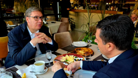 Predsednik Srbije Aleksandar Vučić boravi u Nišu, a pauzu između otvaranja fabrike Ariston, obilaska velike hale CTParka i otvaranja austrijske fabrike Palfinger iskoristio je da se sastane sa gradonačelnikom Niša.