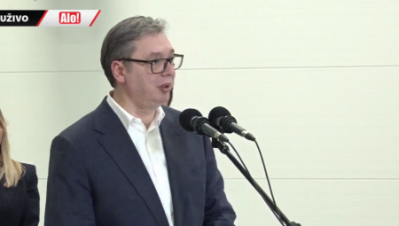 Predsednik Aleksandar Vučić danas je obišao proizvodni pogon fabrike Palfinger u Nišu,