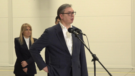 Vučić obišao proizvodni pogon kompanije Palfinger u Nišu i istakao rezultate industrijskog razvoja, poručivši da je u Nišu otvoreno 11 fabrika i da je broj zaposlenih porastao za 21.000 u odnosu na pre 12 godina.