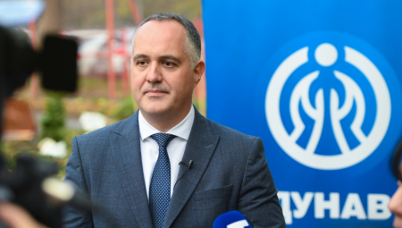 U dvorištu OŠ „Duško Radović“ na Novom Beogradu, predstavnici kompanija „Dunav osiguranje“ i „Dunav RE“ posadili su zajedno s đacima u okviru akcije Šumskog karavana 50 stabala Pančićeve omorike.