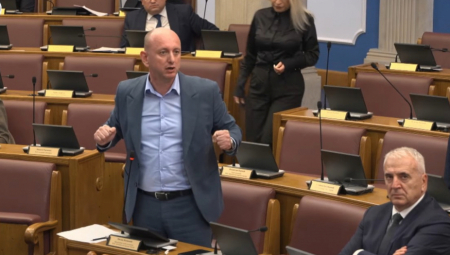 Na današnjoj sednici Skupštine Crne Gore lider DNP-a Milan Knežević uputio je oštar apel ministru dijaspore Mirsadu Azemoviću, pitajući javno da li je njegov sin - rođen u Beogradu, ali sa crnogorskim korenima - svrstavan u pojam „dijaspora“. Knežević je iskoristio priliku da kritikuje, kako je rekao, selektivnu osudu Srbije u Podgorici i podsetio na niz događaja koji, prema njegovim rečima, nisu dobili istu reakciju.