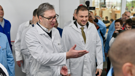 PREKO HILJADU ZAPOSLENIH Vučić u fabrici Integrated Micro-Electronics: Neće raditi samo godinu ili dve, imaju sigurno zaposlenje u deceniji ispred nas
