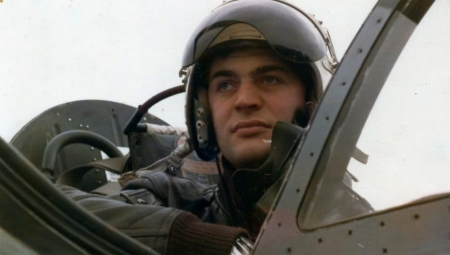 Pilot Đorđe Ivanov, ki je sestrelil "nevidnega" F-117, danes slavljen kot junak v Srbiji