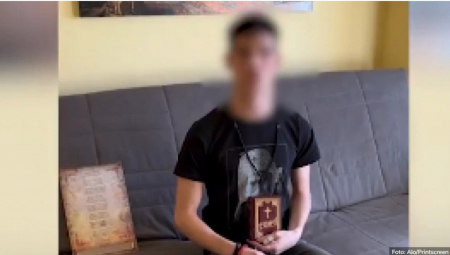 - Samo ja znam kako se nosim sa tim što sam uradio. I sebi sam dušu izvadio - rekao je kroz plač, ističući da mu je teško da priča o onome što se dogodilo u stanu u Mičurinovoj ulici, gde je živeo sa sada pokojnom majkom.