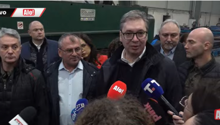 Predsednik Srbije Aleksandar Vučić nastavlja danas posetu Nišu. Vučić je tokom obilaska kasarne "Mija Stanimirović" rekao da će Srbija odbratiti svakog mogućeg agresora. Istakao je da će u novom sukobu u Evropi bite deset puta više žrtava ne nego u rusko-ukrajinskom sukobu. Prilikom obilaska centra za legalizaciju u Gadžinom Hanu, predsednik je rekao da je već 135.000 ljudi podnelo zahtev za legalizaciju.