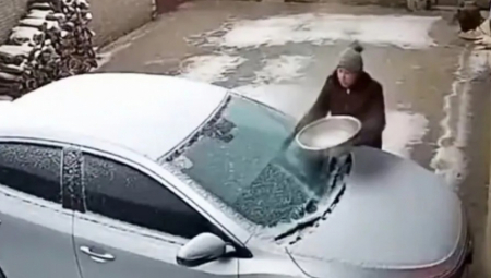 ŽENA ODLUČILA DA BRZO ODLEDI ŠOFERŠAJBNU: Pogledajte šta se dogodilo i neka vam je za nauk! (VIDEO)