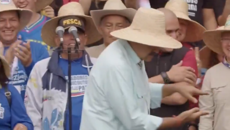 Maduro pevao i plesao u Karakasu, a zatim zapretio SAD, samo nekoliko sati nakon zaplene tankera sa venecuelanskom naftom.