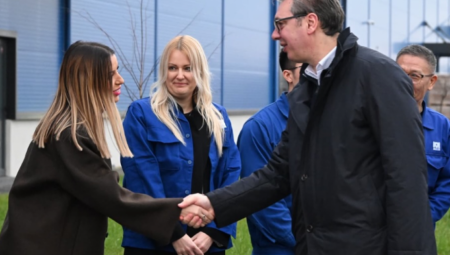 Ministarka privrede Adrijana Mesarović danas je  prisustvu predsednika Aleksandra Vučića, posetila dve niške fabrike